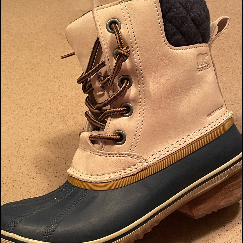 Sorel Slimpack II size 8, oatmeal and navy. Like new.